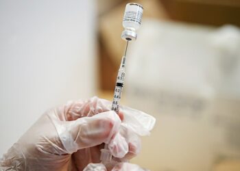 CDC, 코로나19 개량 백신 승인 "모든 연령대 접종" 권고