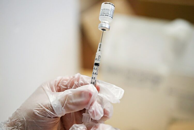 CDC, 코로나19 개량 백신 승인 "모든 연령대 접종" 권고