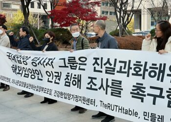 "최대 아기수출국, 아픈 과거 직면" NYT, 한국 해외입양 조명