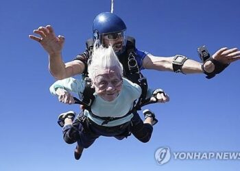 104세 할머니 4천m서 스카이다이브…세계 최고령 기록 등재중