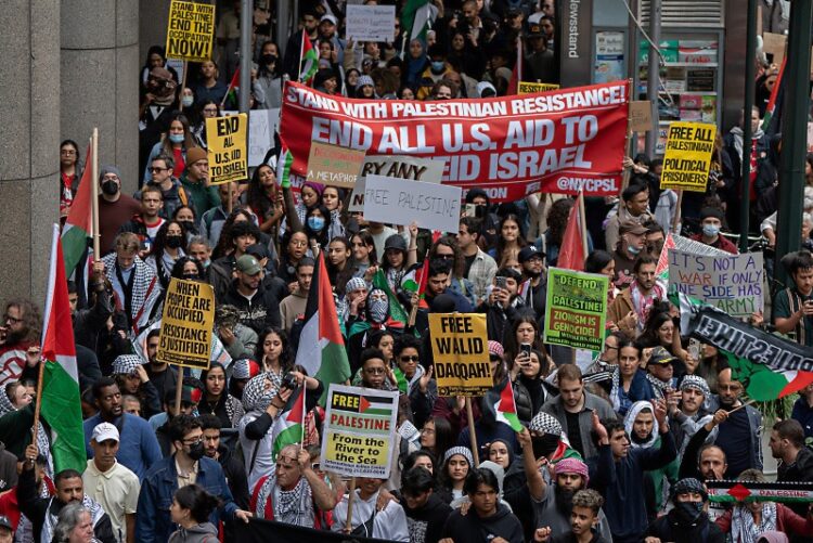 10월8일 뉴욕 맨해튼에서 친팔레스타인 시위자들이 시위를 벌이고 있다. 로이터