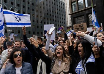 친이스라엘 시위자들이 2023년 10월 8일 뉴욕 맨해튼에서 이스라엘과 팔레스타인 무장단체 하마스 사이의 분쟁이 진행 중인 둘째 날 시위를 벌이고 있다. 로이터