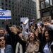 친이스라엘 시위자들이 2023년 10월 8일 뉴욕 맨해튼에서 이스라엘과 팔레스타인 무장단체 하마스 사이의 분쟁이 진행 중인 둘째 날 시위를 벌이고 있다. 로이터