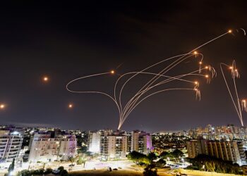 2023년 10월 9일 이스라엘의 아이언 돔 대미사일 시스템이 가자 지구에서 발사된 로켓을 요격하고 있다. 로이터