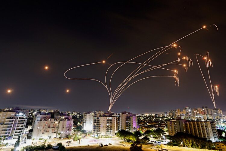2023년 10월 9일 이스라엘의 아이언 돔 대미사일 시스템이 가자 지구에서 발사된 로켓을 요격하고 있다. 로이터