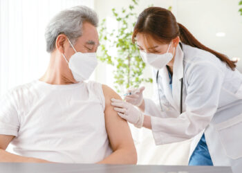 걸려도 덜 아프고 합병증 낮춘다...50세 이후 필요한 백신 8가지