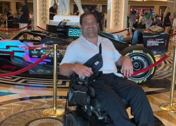 "알아서 내려라"…뇌성마비 승객, 12열부터 기어가게 한 항공사