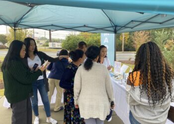 14일 오전 일라이약국 오프닝 행사에서 약사들이 방문객들에게 피부개선제품에 대해 설명하고 있다. 윤지아 기자.