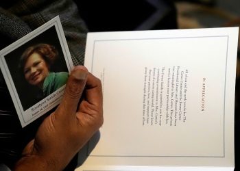 2023년 11월 27일 월요일, 애틀랜타의 지미 카터 대통령 도서관 및 박물관에서 거행된 로절린 카터의 장례식 프로그램에 로절린 여사의 사진이 보인다. 로이터