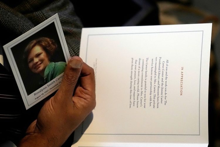 2023년 11월 27일 월요일, 애틀랜타의 지미 카터 대통령 도서관 및 박물관에서 거행된 로절린 카터의 장례식 프로그램에 로절린 여사의 사진이 보인다. 로이터