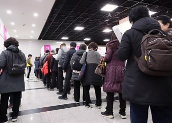 한국 노인 빈곤율, OECD 1위 '굴욕'…76세 이상 절반이 빈곤층