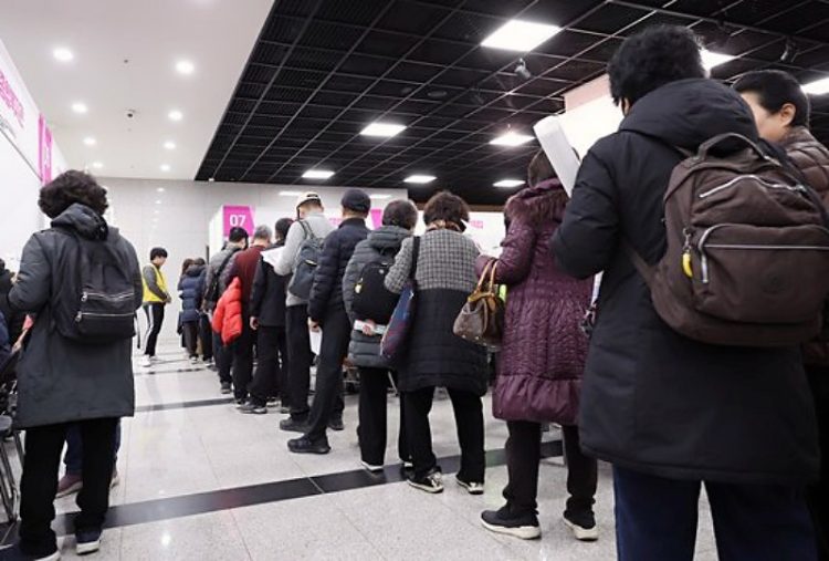 한국 노인 빈곤율, OECD 1위 '굴욕'…76세 이상 절반이 빈곤층