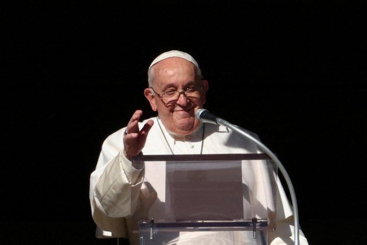 교황 "동성 커플 '축복’ 은 승인하겠다"... 동성 결혼 축복은 아냐