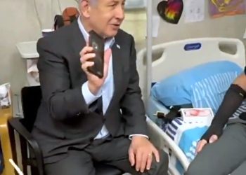 하다하다 이젠 방탄기능? 총알 막고 병사 목숨 구한 휴대폰