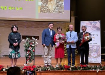 (왼쪽부터) 강화식 시인, 손정훈 담임목사. 김명숙, 이일영, 정연택 수상자가 무대에 올라 상을 받았다. 윤지아 기자/