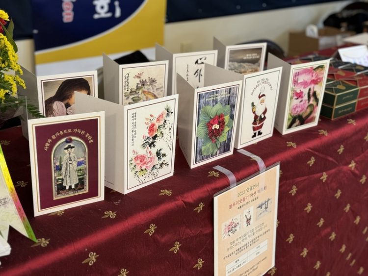 협회가 처음으로 제작한 연말연시 카드. 수익금 일부는 소외계층에게 전달될 예정이다. 윤지아 기자.