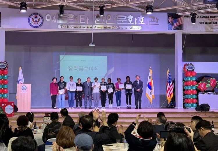 송년의 밤 참석자들이 올해 장학생들에게 박수를 보내고 있다. 윤지아 기자.