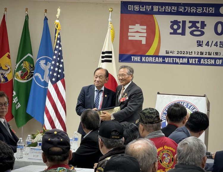 한창욱 총회장(오른쪽)이 송효남 신임 회장에게 임명장을 전달했다. 윤지아 기자.