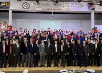 지난 28일 열린 한인회 송년회 참석자들이 한자리에 섰다.  윤지아 기자