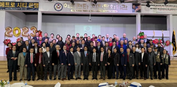 지난 28일 열린 한인회 송년회 참석자들이 한자리에 섰다. 윤지아 기자