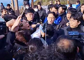 민주당 이재명 대표 부산 방문 중 흉기 피습…현장서 용의자 검거