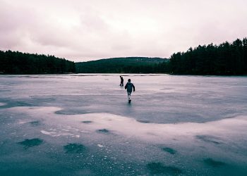 얼음 깨진 연못서 4살 아들 살리고 아버지는 사망