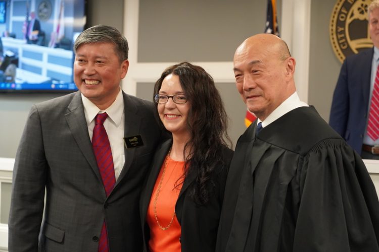 (왼쪽부터) 존 박 신임 시장, 부인 모건 해리스, 알빈 웡 디캡 카운티 법원 판사장. 장채원 기자.
