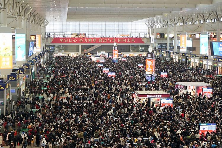 2024년 2월 7 일 중국 상하이 훙차오 기차역에 가득찬 귀서액들. 로이터