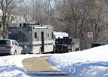 신고 받고 가정집 출동한 경찰·소방관들, 총격에 사망