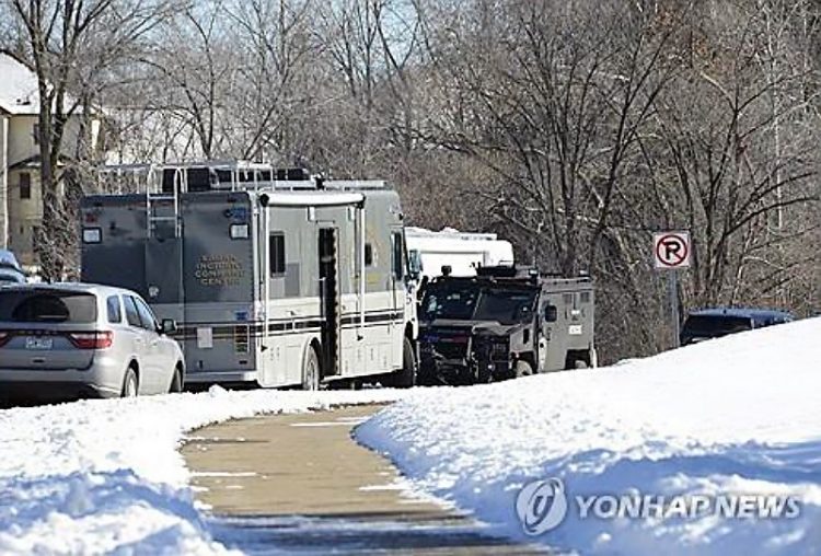 신고 받고 가정집 출동한 경찰·소방관들, 총격에 사망