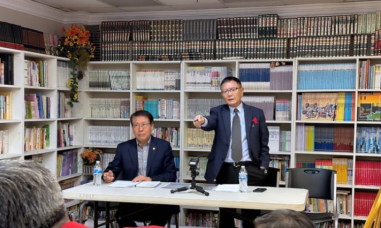 8일 이홍기 회장(오른쪽)이 이경성 이사장과 보험금 횡령 의혹에 대한 반박 기자회견 중 참석자들 사이에서 목소리가 커지자 경고를 하고 있다. 윤지아 기자