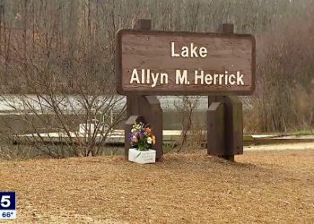 숨진 여대생이 발견된 헤릭 호수 팻말에 꽃이 놓여 있다. 폭스5뉴스 보도영상 캡처