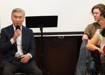 차세대 한인들과 대화를 나누며 조언하는 성 김 전 대사. 장채원 기자