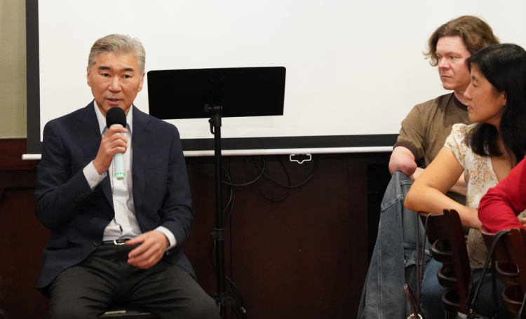 차세대 한인들과 대화를 나누며 조언하는 성 김 전 대사. 장채원 기자