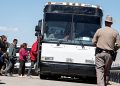 2024년 3월 21일 텍사스주 엘패소에서 멕시코에서 국경을 넘어 강제로 전선을 통과한 이민자들이 국토안보부 수송 버스에 탑승하고 있다. 로이터