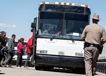 2024년 3월 21일 텍사스주 엘패소에서 멕시코에서 국경을 넘어 강제로 전선을 통과한 이민자들이 국토안보부 수송 버스에 탑승하고 있다. 로이터