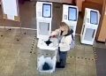 러 대선 투표함에 액체 붓는 여성.
러시아 소셜미디어 VK 캡처