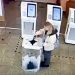 러 대선 투표함에 액체 붓는 여성.
러시아 소셜미디어 VK 캡처