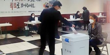 2022년 2월 애틀랜타 재외국민 투표소(한인회관 소연회장)에서 유권자가 투표를 하고 있다. 중앙포토