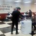 2022년 2월 애틀랜타 재외국민 투표소(한인회관 소연회장)에서 유권자가 투표를 하고 있다. 중앙포토