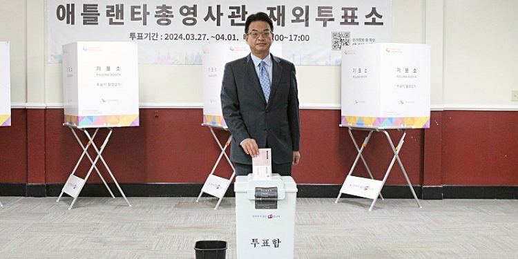 서상표 총영사가 투표 첫날인 27일 오전 9시에 투표소를 찾았다.