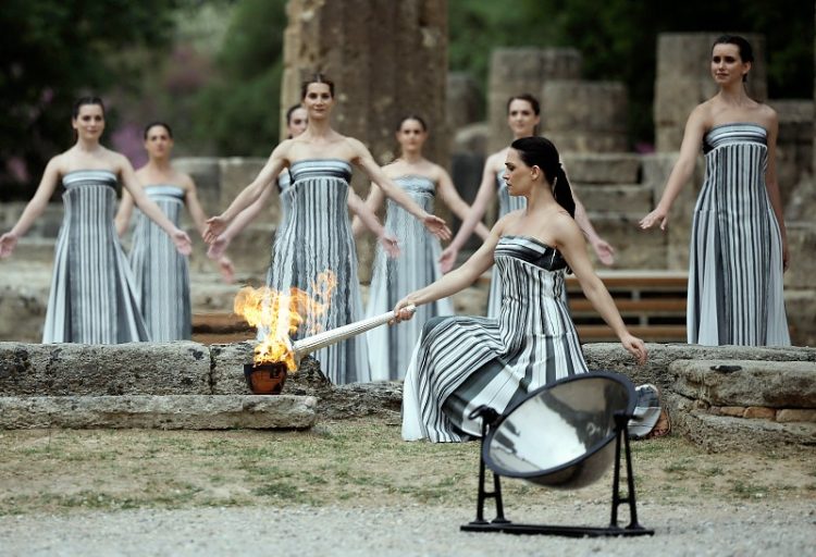 2024 파리올림픽 성화 타올랐다…그리스 올림피아서 채화