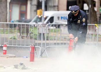 트럼프 재판 뉴욕법원 밖에서 남성 분신…병원 이송