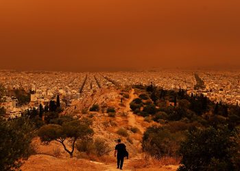 [포토뉴스] 아프리카발 황사에 주황색 도시 된 아테네