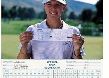 애니카 소렌스탐이 2001년 LAGA 대회에서 꿈의 숫자인 59타를 친 기록표를 보여주고 있다.