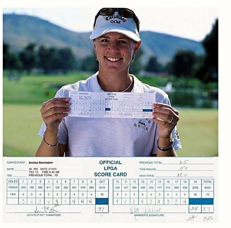 애니카 소렌스탐이 2001년 LAGA 대회에서 꿈의 숫자인 59타를 친 기록표를 보여주고 있다.