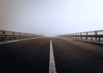 달리는 차에서 아기 던진 엄마, 본인도 결국 사망…집엔 남성 시신