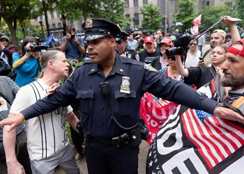 NYPD 경찰관이 2024년 5월 30일 법원 밖에서 트럼프 전  대통령의 지지자들과 트럼프 의 유죄 판결을 옹호하는 활동가를 제지하고 있다. 로이터