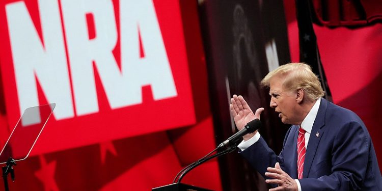 트럼프 "총기규제 풀겠다"…총기 소유자 지지 촉구