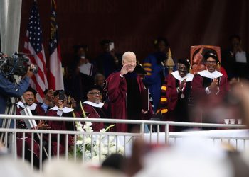 바이든 대통령은 19일 애틀랜타 모어하우스 대학 졸업식에 참석했다. 로이터